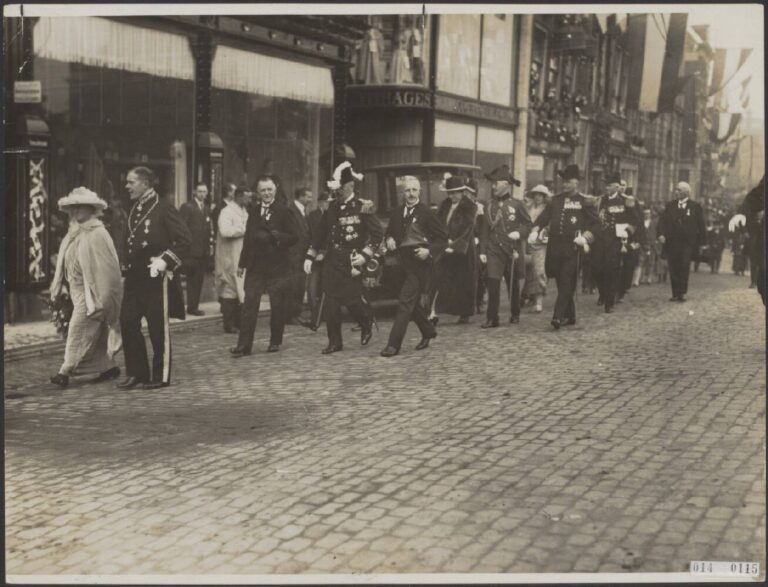 Koningin Wilhelmina en (op gepaste afstand) prins Hendrik op 3 oktober 1924 in de Leidse Breestraat.